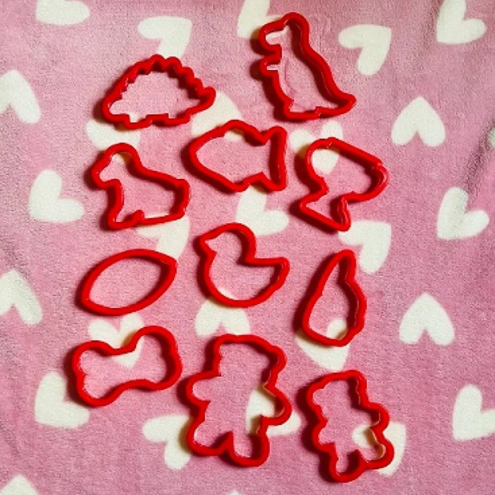 never used 83-piece cookie cutter set from Wilton - Picture 3 of 10